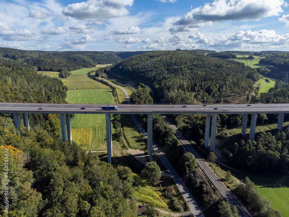Die Autobahn A81 führt über die 61 Meter hohe Talbachbrücke bei Engen, Baden-Württemberg, Deutschland