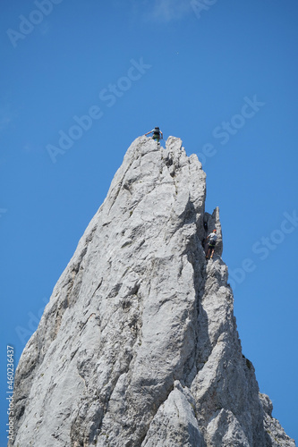 Im Wilden Kaiser: Kletterer an einer Felsnadel nahe am Ellmauer Tor