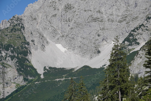 Wanderung im Wilden Kaiser zum Kleinen Törl: Blick Richtung Ellmauer Tor und Gruttenkopf photo