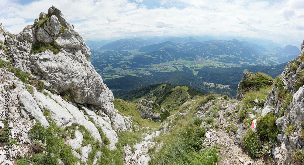 Fototapeta premium Wanderung zum Kleinen Törl im Wilden Kaiser: Blick ins Tal