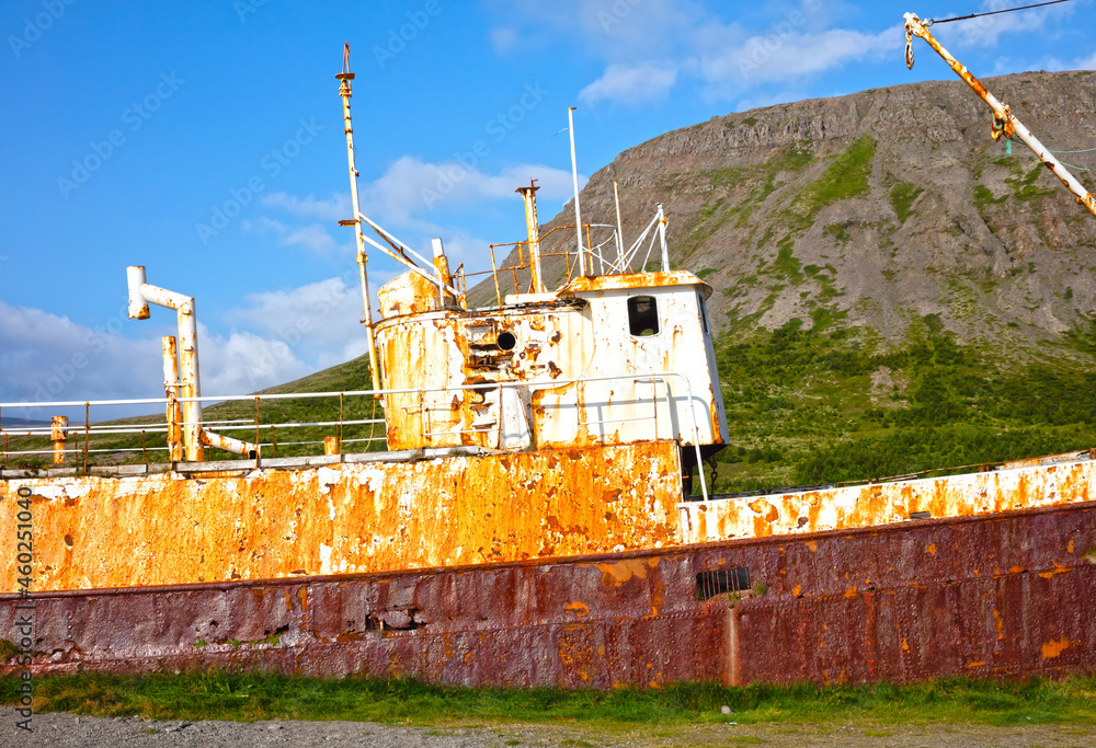 Fototapeta premium Old rusty shipwreck in Iceland