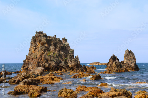 海岸にあるダイナミックな岩の小島。日本青森県西津軽郡深浦町にある大岩海岸。