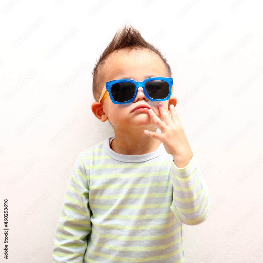サングラスをかけた2歳の男の子 サングラスをかけた2歳の男の子