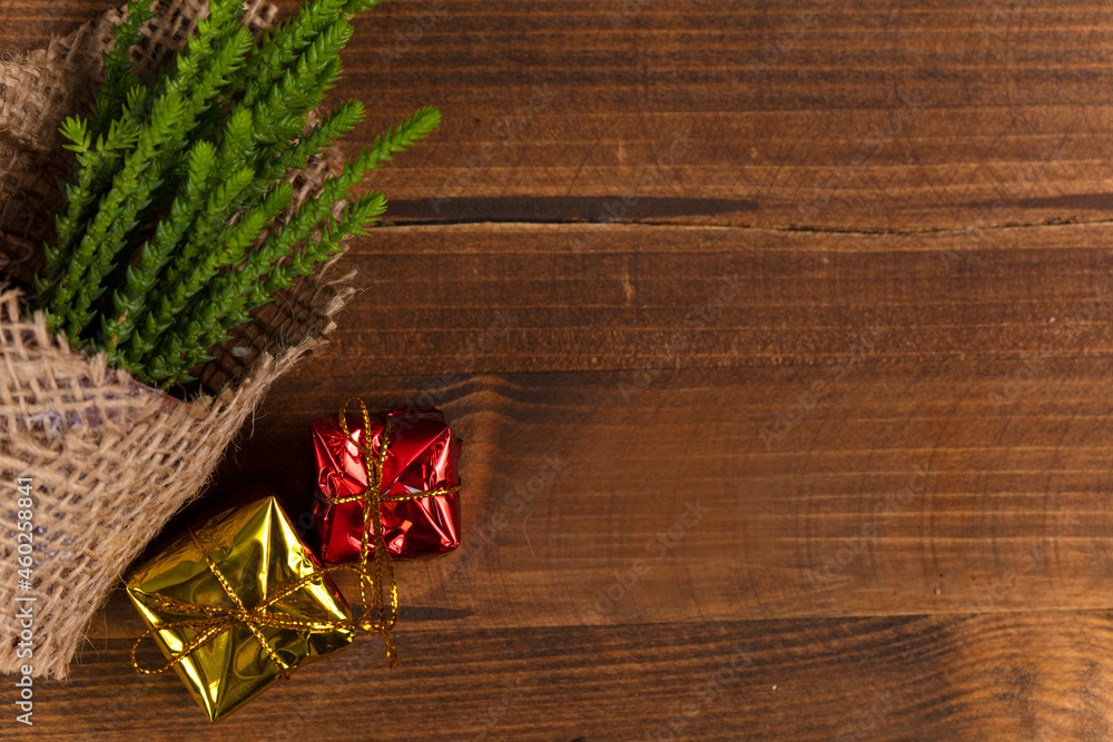 Obraz premium Christmas gift, christmas concept with christmas tree branches on wooden background. 