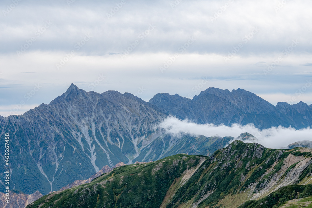 Fototapeta premium 山並みと流れゆく雲
