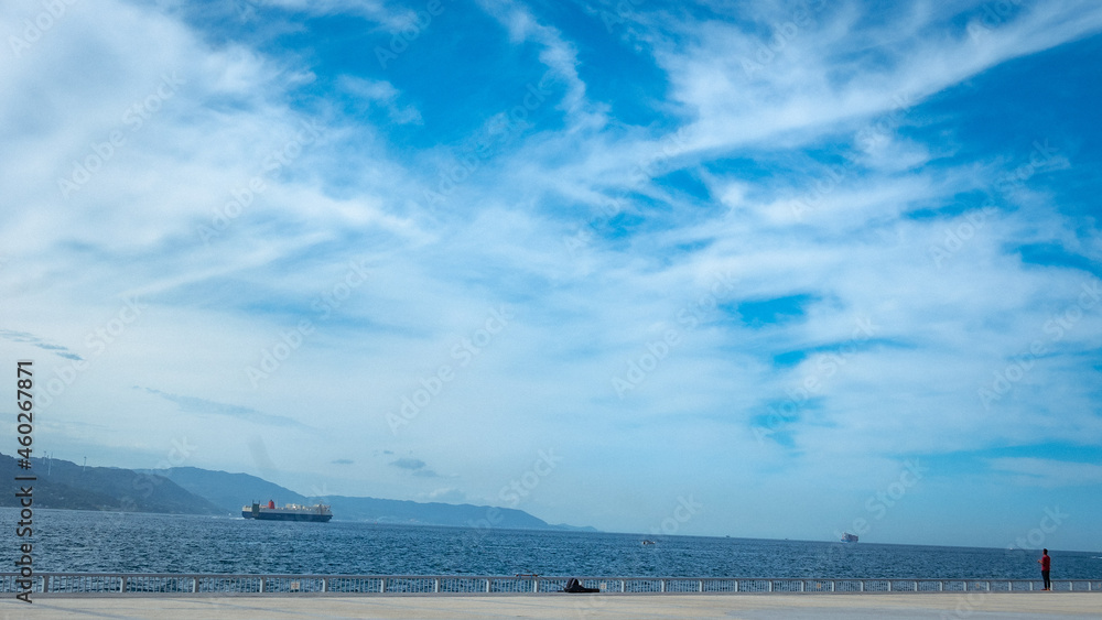 兵庫県・明石海峡を望む岸壁の風景