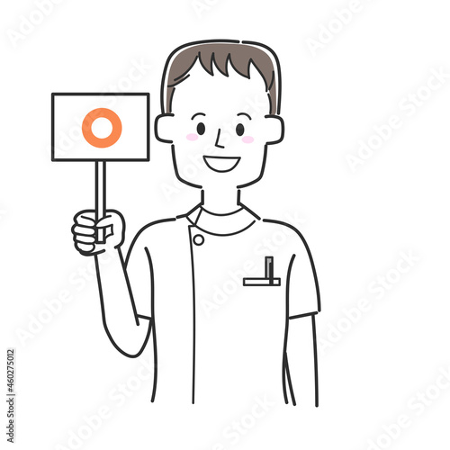 丸の書かれた札を持っている看護師