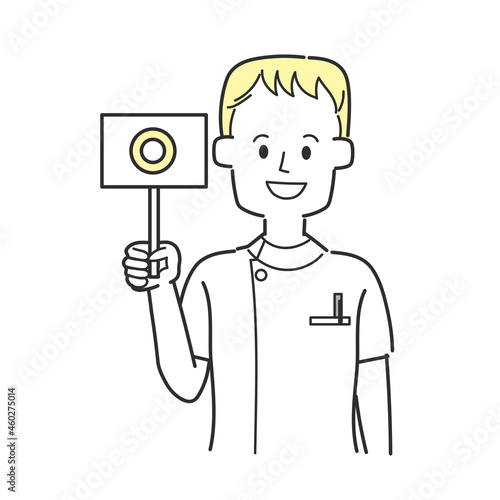 丸の書かれた札を持っている看護師