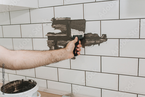 grouting tiles in the kitchen. repair. tile hog