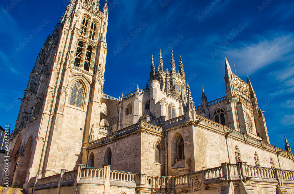 Perspectiva catedral gótica de Burgos vista desde la plaza del rey San Fernando, España
