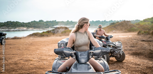 eine Gruppe junger Leute macht eine Quadtour photo