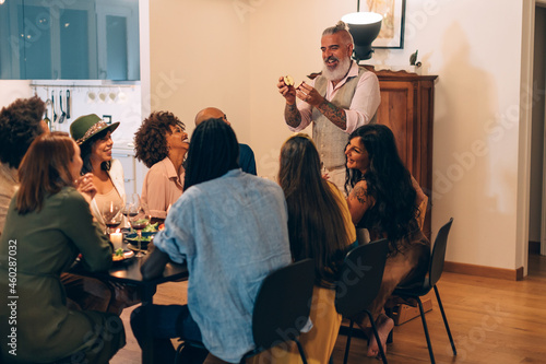 Foto hipster man standing in front of guests tells a compelling story using an apple