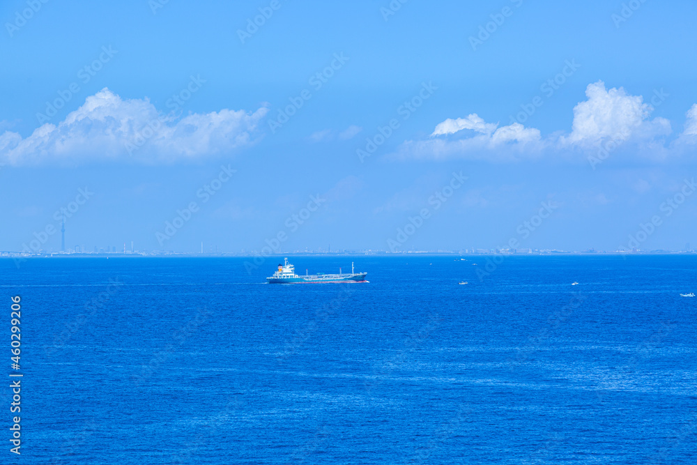 青い海と空と船など