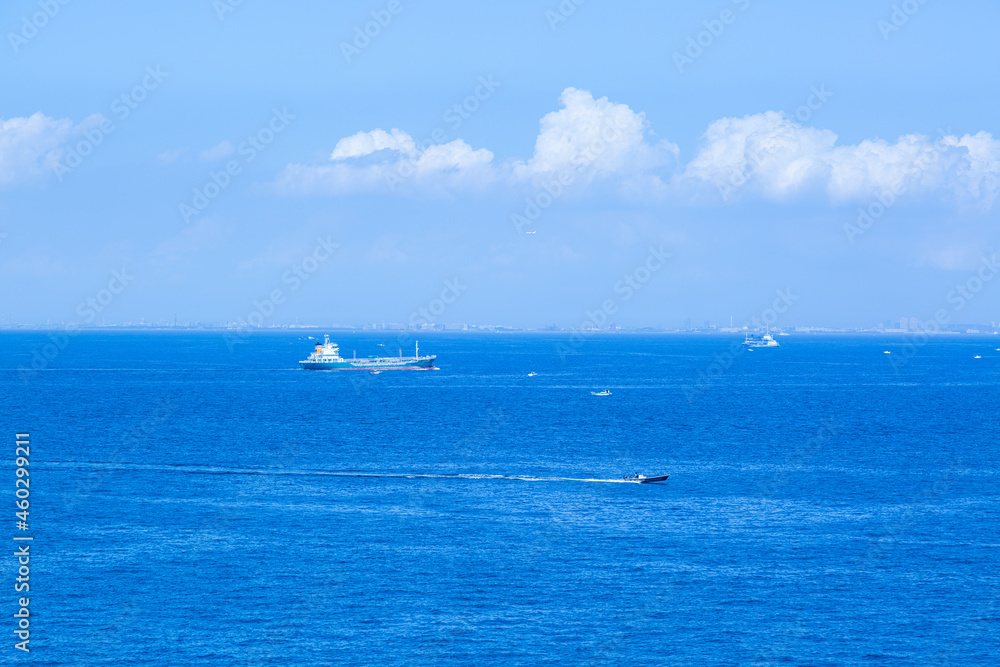 青い海と空と船など