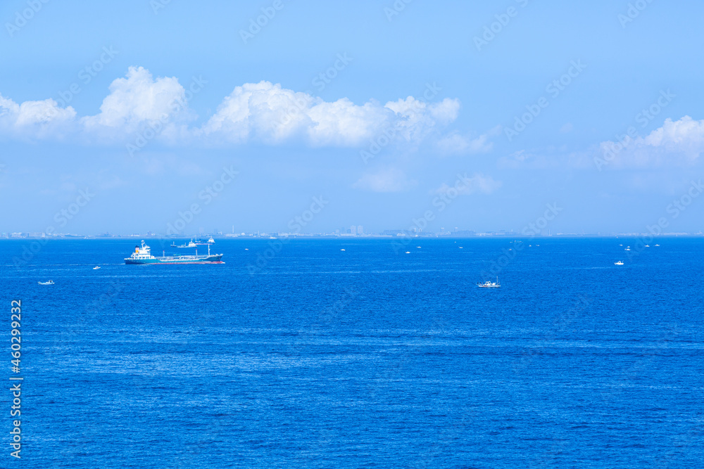 青い海と空と船など