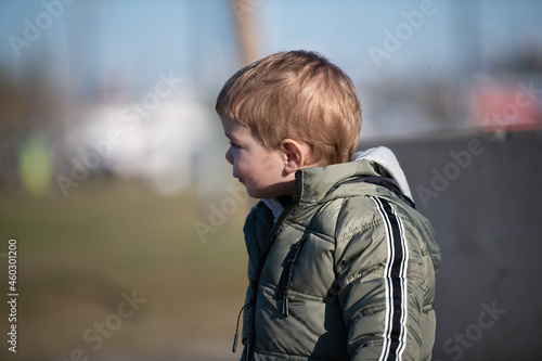 Niño rubio con campera jugando en el parque en invierno © Pablo Gazzola