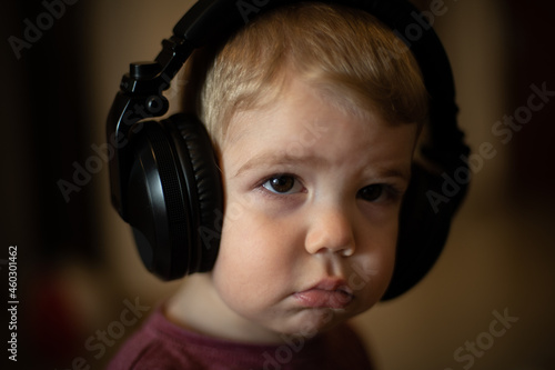 Niño rubio escuchando música con auriculares