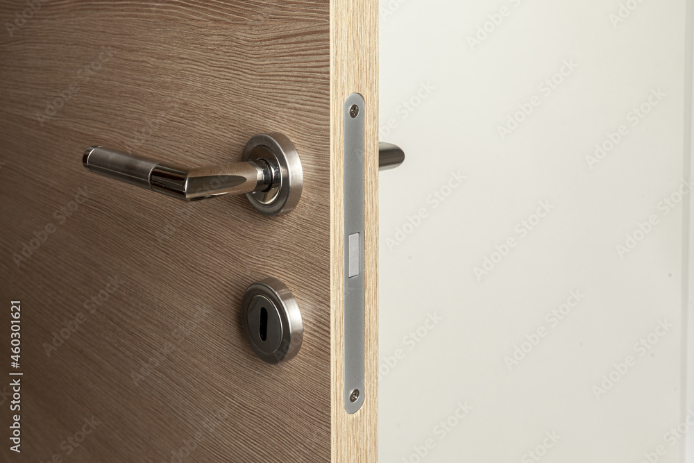 Obraz premium open wooden door