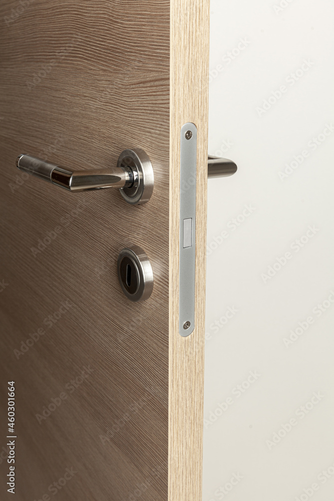 Obraz premium open wooden door