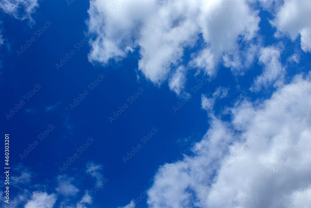 Obraz premium Blue sky background with clouds. sunny autumn day