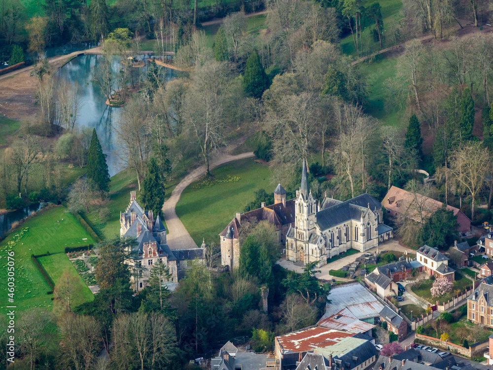 vue aérienne du château et de l'église de Clères en Seine-Maritime en France