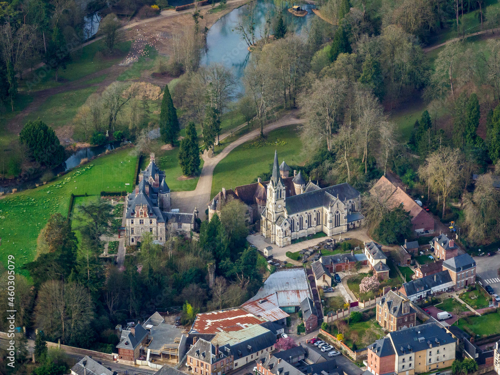 vue aérienne du château et de l'église de Clères en Seine-Maritime en France
