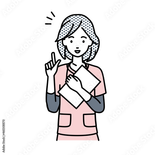 立って書類を手に持って何かひらめいた看護師の女性