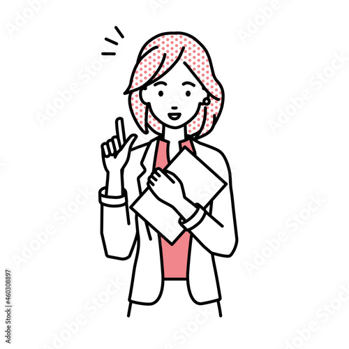 立って書類を手に持って何かひらめいたジャケットの女性