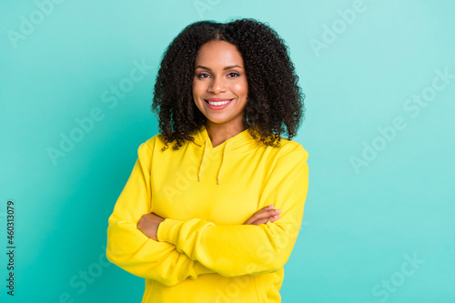 Photo portrait woman smiling confident crossed hands isolated vivid teal color background