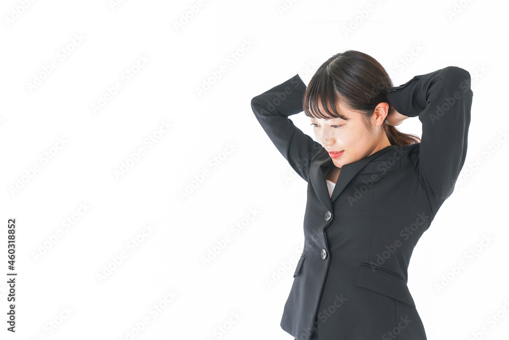 身だしなみを整える若いビジネスウーマン 身だしなみを整える若いビジネスウーマン