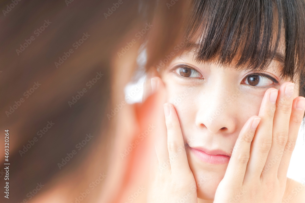 スキンケアをする若い女性 スキンケアをする若い女性