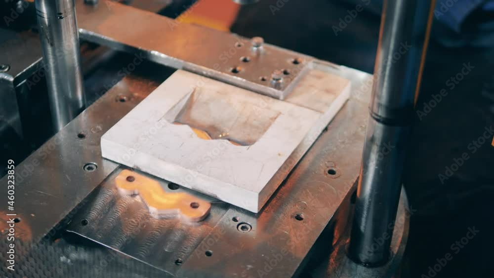 Conveyor mechanism is cutting copper into small pieces Conveyor mechanism is cutting copper into small pieces