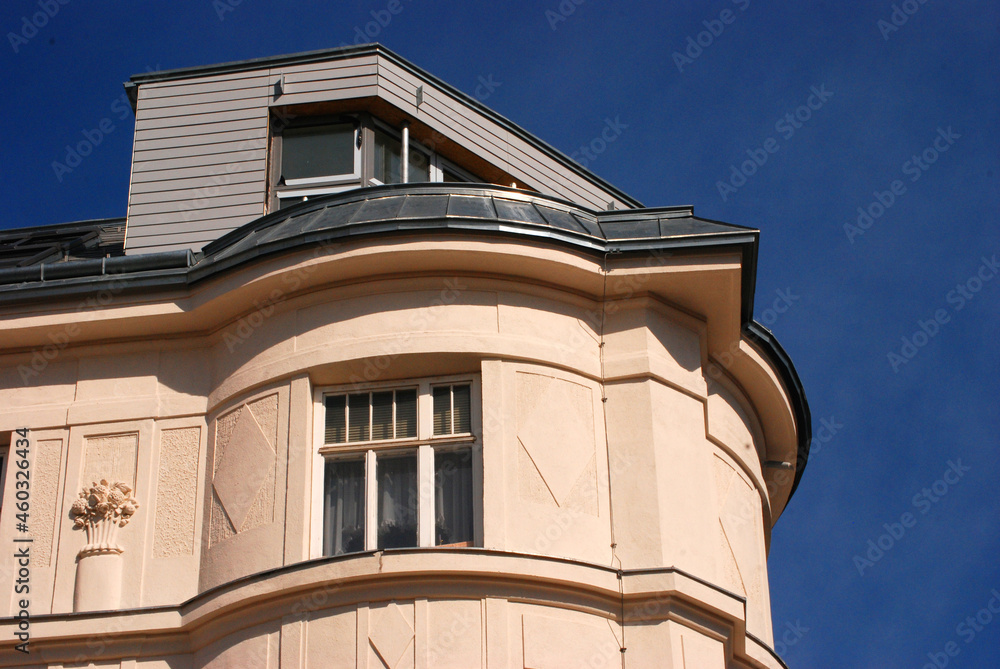 Obraz premium Ein Haus mit Eckturm und Dachausbau.