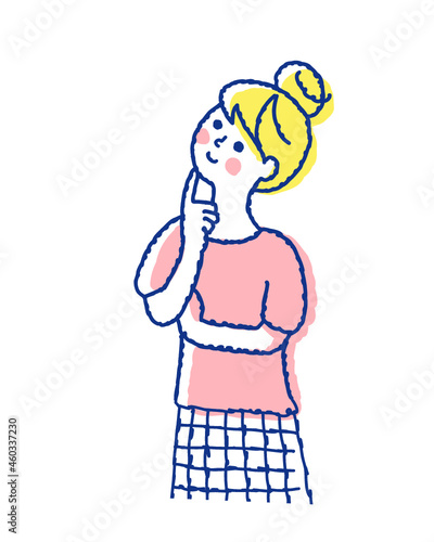 腕を組んで考え事をしている若い女性