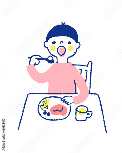 大きな口を開けてご飯を食べる男の子
