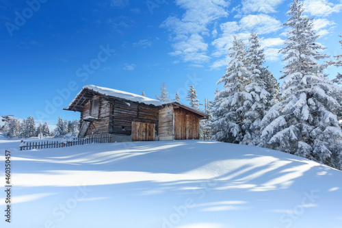 Schihütte in den verschneiten Bergen des Zillertal in Tirol © by paul