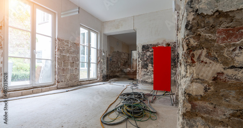 Fotografia rebuilding an Old real estate apartment, prepared and ready for renovate after f
