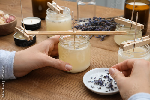 Fotografía Woman making aromatic candles at wooden table, closeup