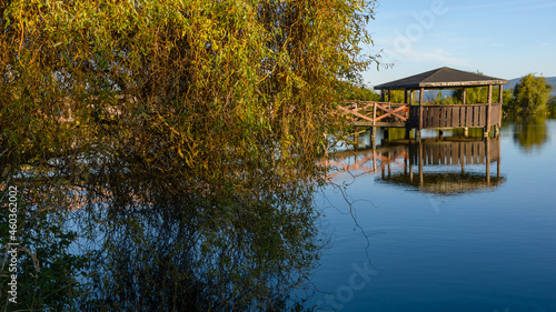 Drewniany mostek na jeziorku