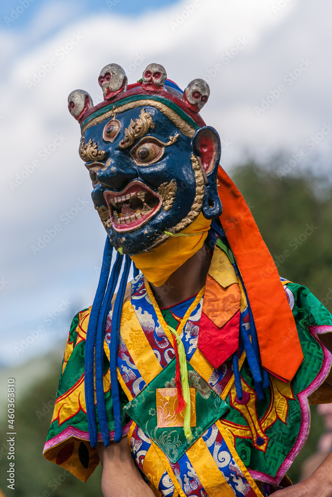 Danse religieuse au tshechu du lhakhang de Jambay au Bhoutan.
