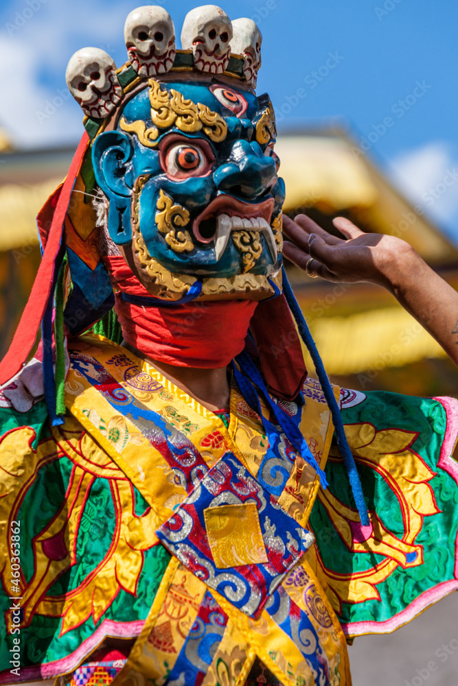 Obraz premium Danse religieuse au tshechu du lhakhang de Jambay au Bhoutan.