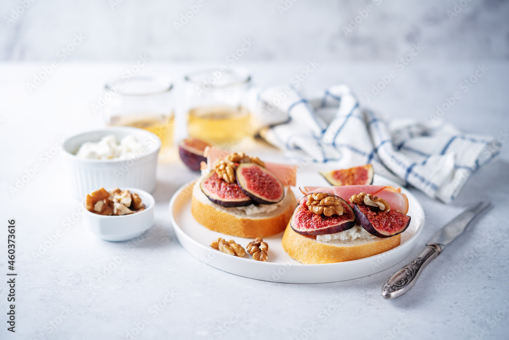 Figs ricotta prosciutto crostini with fresh figs and walnuts Figs ricotta prosciutto crostini with fresh figs and walnuts