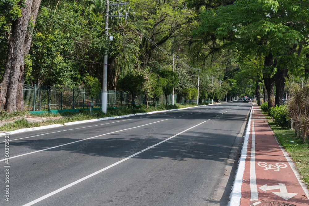 República do Líbano Avenue and bike path in the city of São Paulo passing beside Ibirapuera Park. República do Líbano Avenue and bike path in the city of São Paulo passing beside Ibirapuera Park.