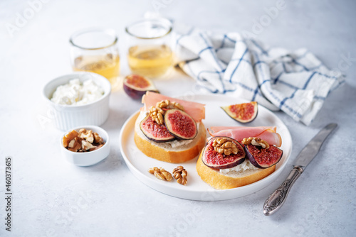 Figs ricotta prosciutto crostini with fresh figs and walnuts