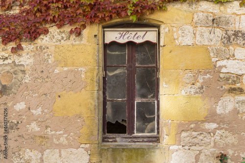 Fényképezés Hotel sign over an abandoned derelict window