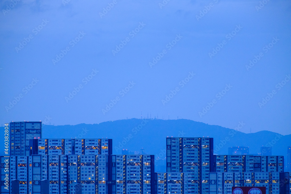 Obraz premium 都市の夜明け。明け方、神戸市街地から芦屋方面の景観。神戸市東灘区のマンション高層階より撮影