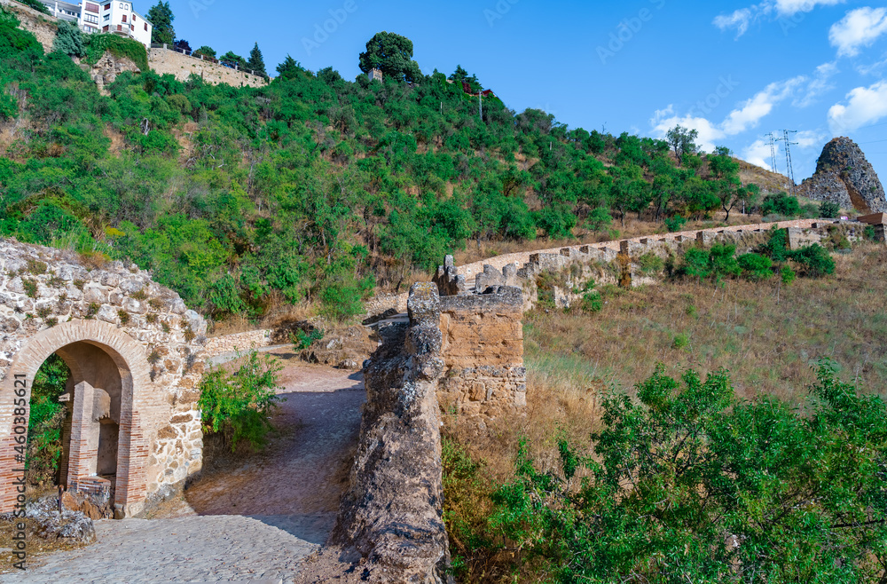 Antiguas murallas y puerta de la ciudad de Ronda. Desde Málaga, Andalucía, España.