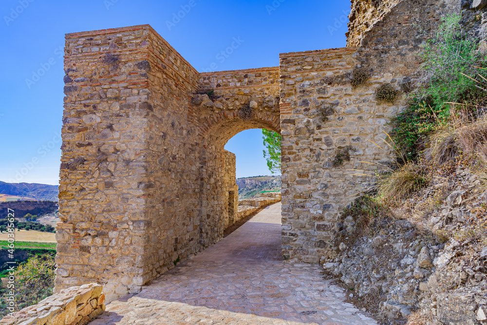 Puerta de piedra antigua de la ciudad de Ronda. Desde Málaga, Andalucía, España.
