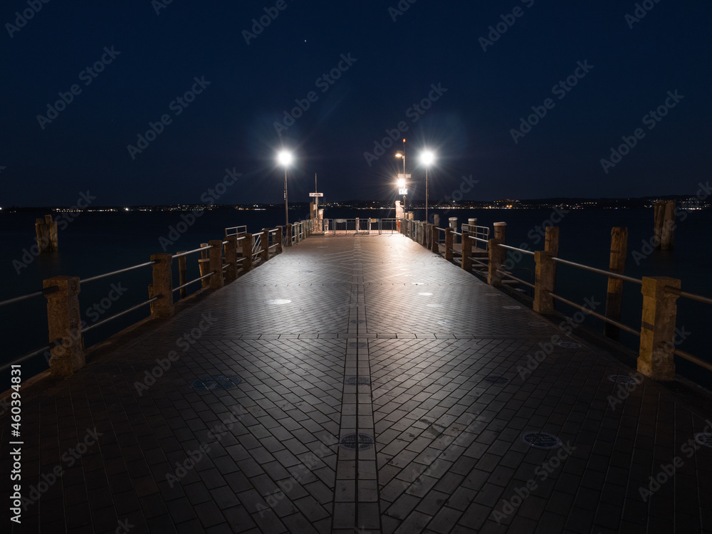 Obraz premium Sirmione Ferry Terminal Jetty on Lake Garda Illuminated at Night