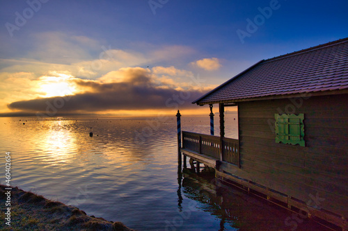 Bootshaus im Sonnenaufgang